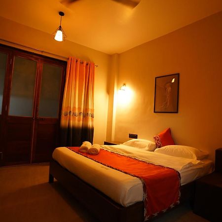 Coastal Bay Inn Алибаг Экстерьер фото