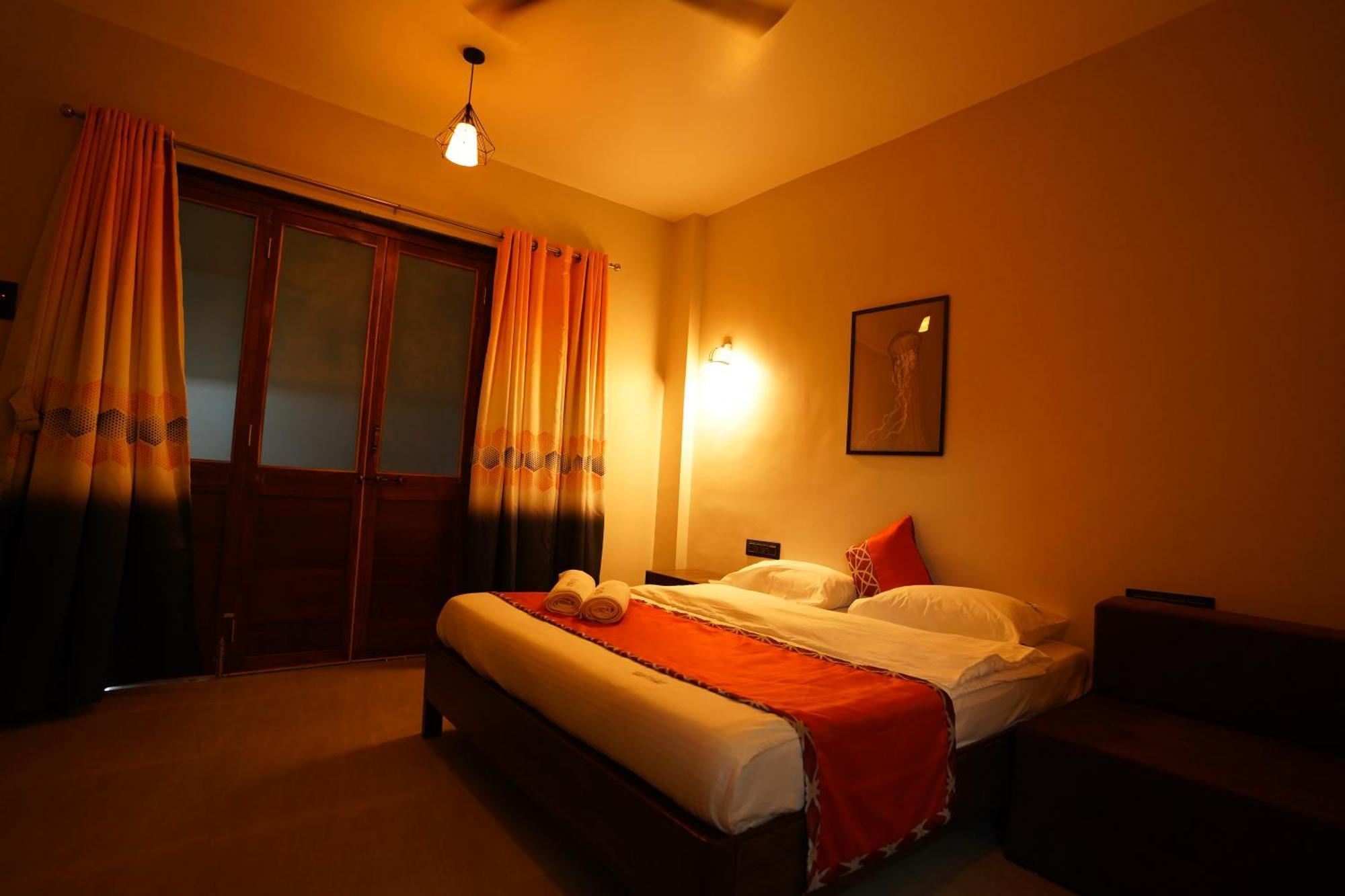 Coastal Bay Inn Алибаг Экстерьер фото