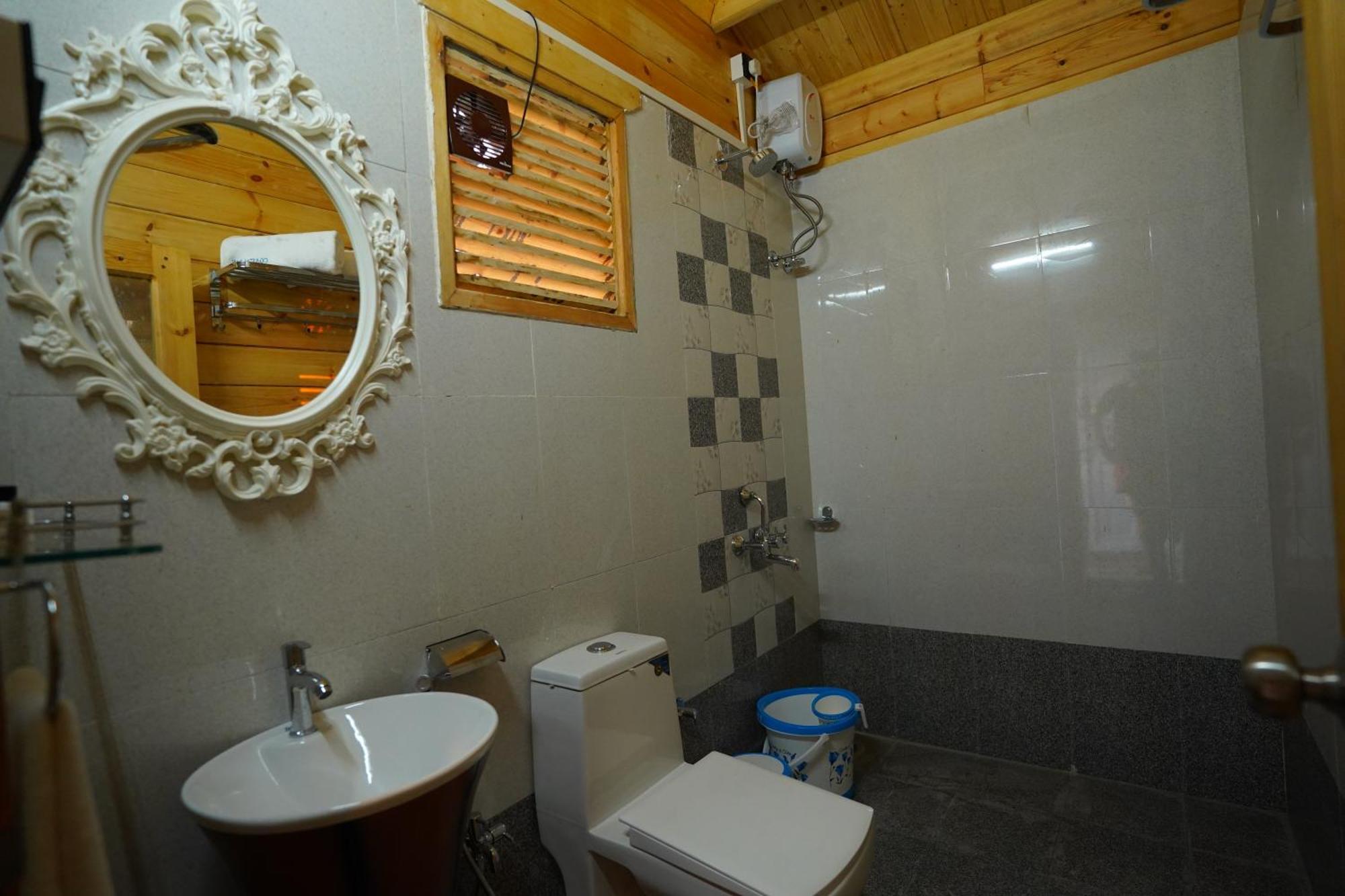 Coastal Bay Inn Алибаг Экстерьер фото