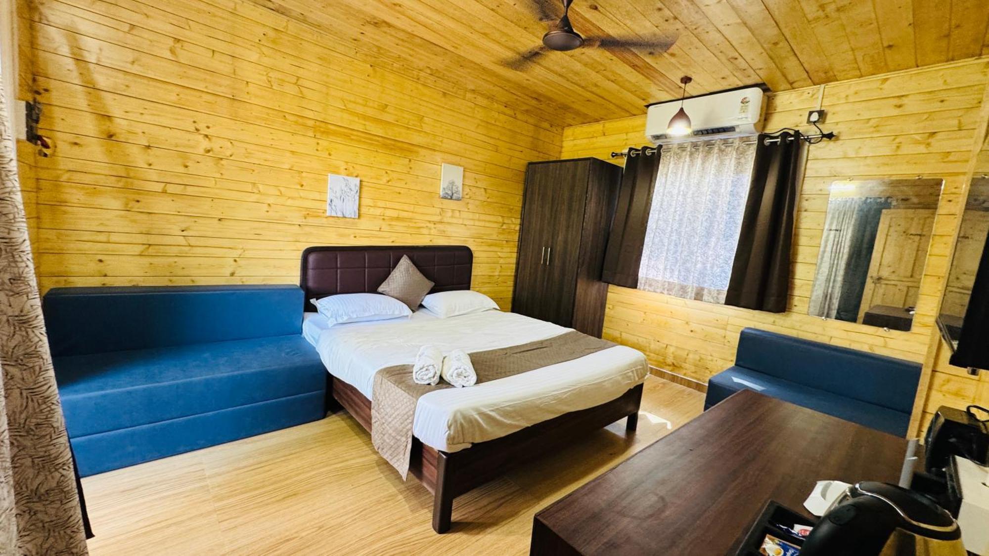 Coastal Bay Inn Алибаг Экстерьер фото
