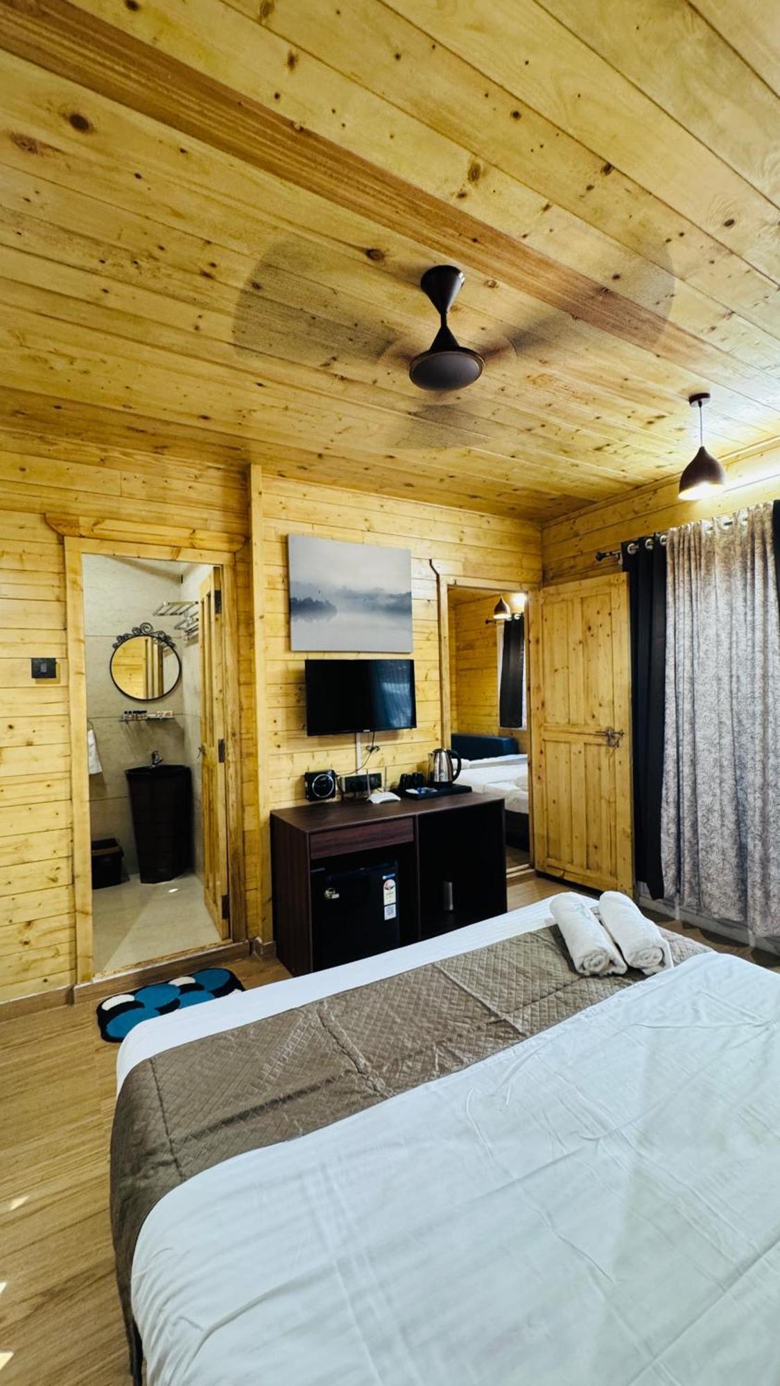 Coastal Bay Inn Алибаг Экстерьер фото